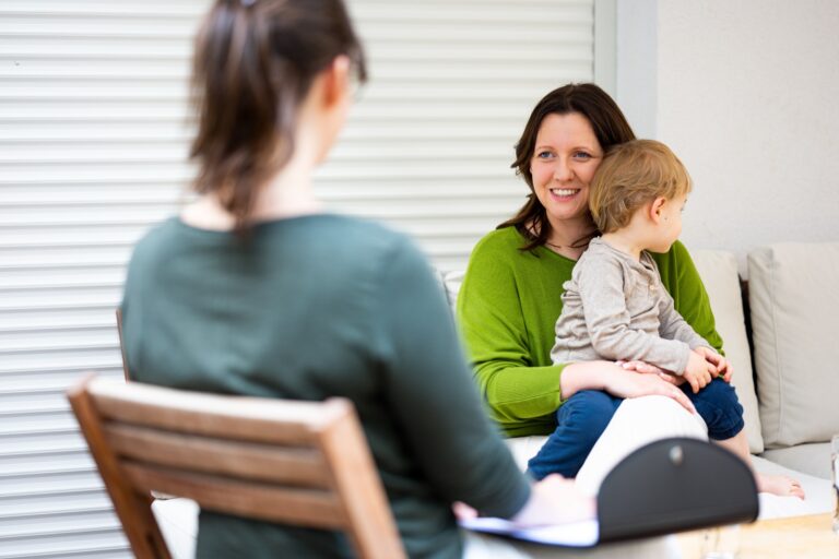 Beratungsgesrpäch mit Mutter und Kind